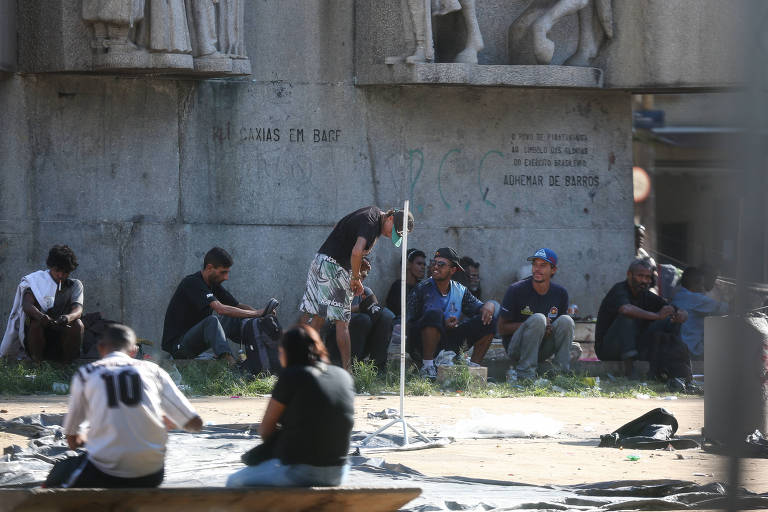 ANTES: usuários de drogas tomam conta da praça Princesa Isabel após operação policial na região da cracolândia, em junho de 2017