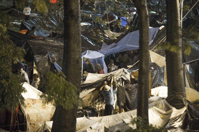 ANTES: usuários de drogas tomam conta da praça Princesa Isabel após operação policial na região da cracolândia, em junho de 2017