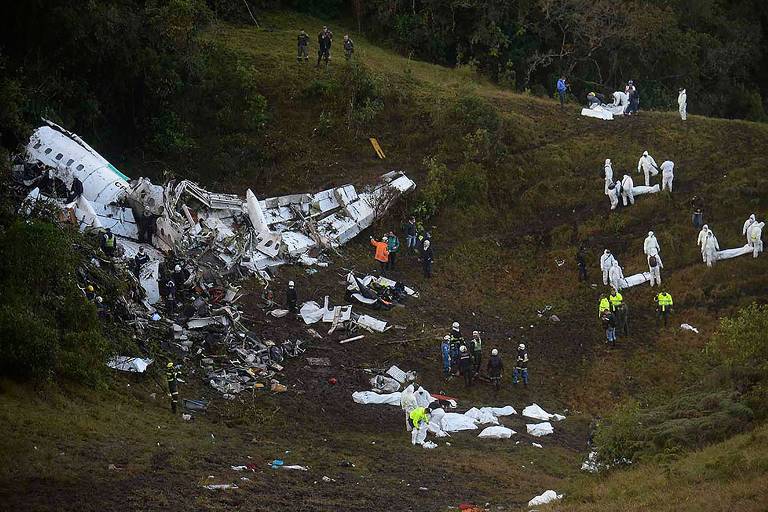 Destroços do avião da LaMia que levava os jogadores da Chapecoense e caiu nos arredores de Medellín, na Colômbia
