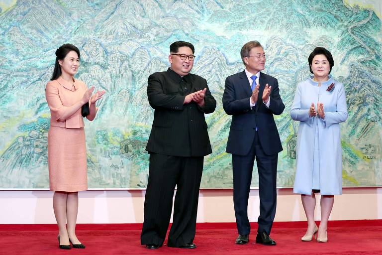 Ri Sol Ju, à esq., esposa do ditador norte-coreano Kim Jong-Un, durante encontro em Panmunjom