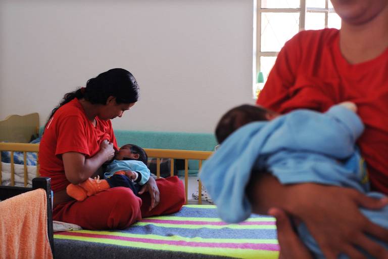 Mães detentas com seus bebês no Centro da Referência Privada de Liberdade, primeiro presídio do Brasil que abriga presas grávidas e seus filhos, em Vespasiano, MG
