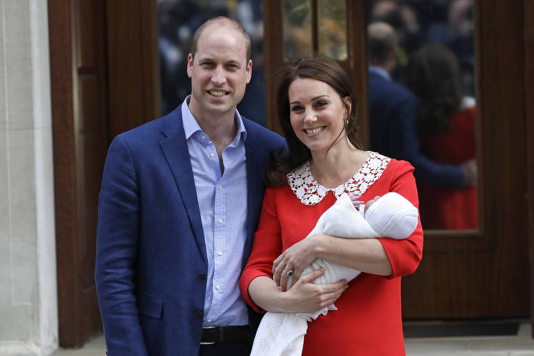 Kate e William deixam o hospital em Londres com o bebê