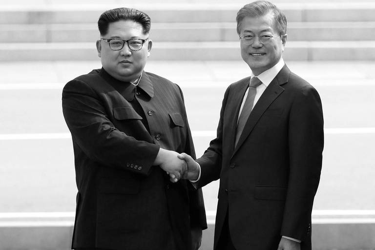 Kim Jong-un e Moon Jae-in, que cruzaram a linha demarcatória desmilitarizadas da península Coreana