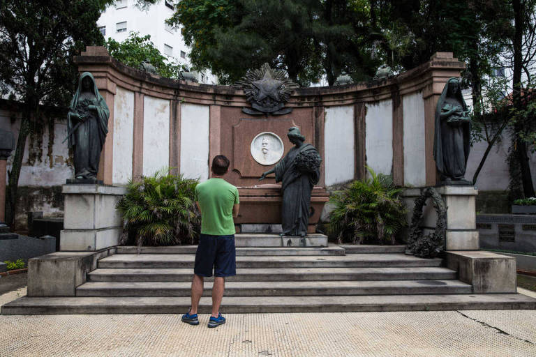 No Dia de Finados, visitante observa jazigo do ex-presidente Campos Sales no cemitério da Consolação, em São Paulo