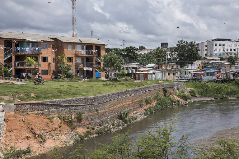 Bairro da periferia de Manaus sem saneamento básico, onde há risco de enchente