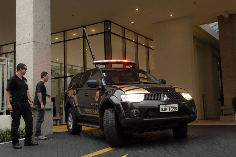 A Polícia Federal realiza o mandato de busca e apreensão na sede da construtora Camargo Corrêa, na avenida Brigadeiro Faria Lima, em São Paulo