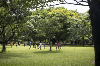 ***ESPECIAL  Ensaio fotografico no Parque do Ibirapuera***.Usuarios do parque jogam futebol em um dos gramados do Ibirapuera