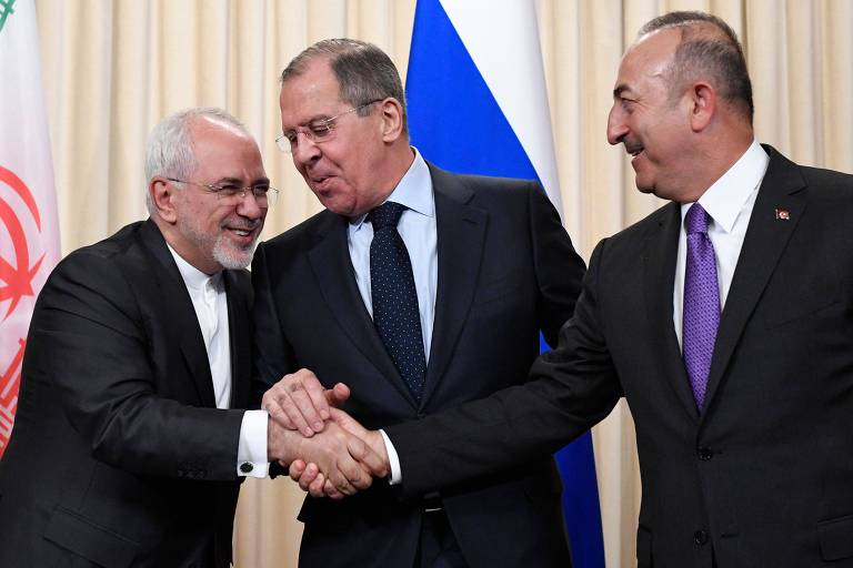 Os ministros Mohammad Javad Zarif, do Irã, Sergei Lavrov, da Rússia, e Mevlut Cavusoglu, da Turquia, cumprimentam-se durante encontro em Moscou