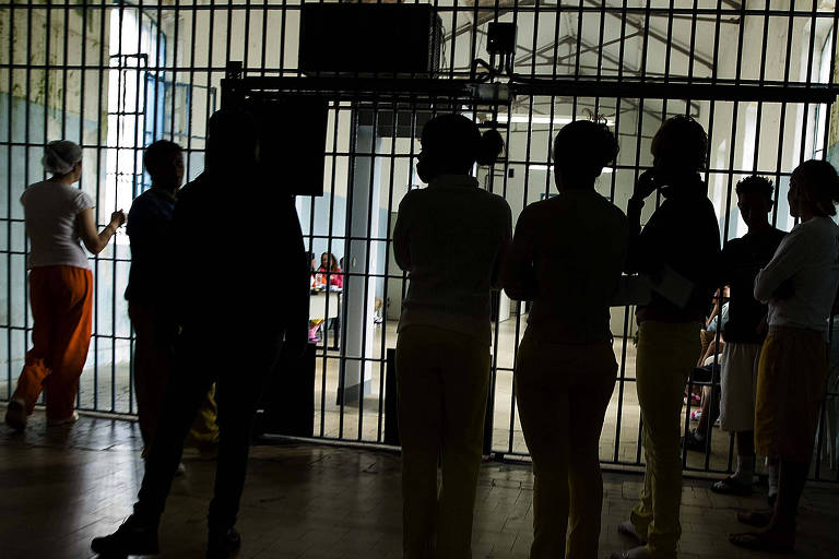 Detentas dentro da cela na Penitenciaria Feminina do Estado, zona norte da capital