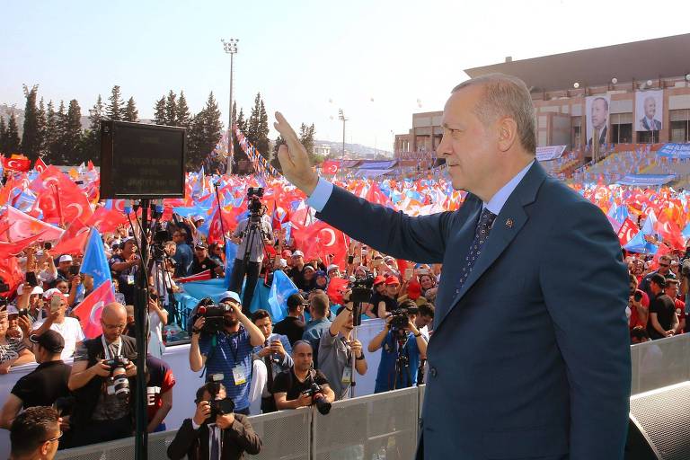 Recep Tayyip Erdogan em comício de seu partido em Esmirna, na Turquia
