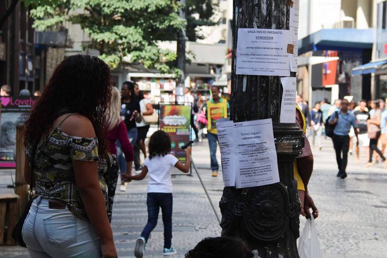 Movimentação de pessoas em busca de emprego e distribuição de currículos no centro de São Paulo