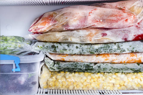 Frozen berries and vegetables in bags in freezer close upFoto: Fotolia