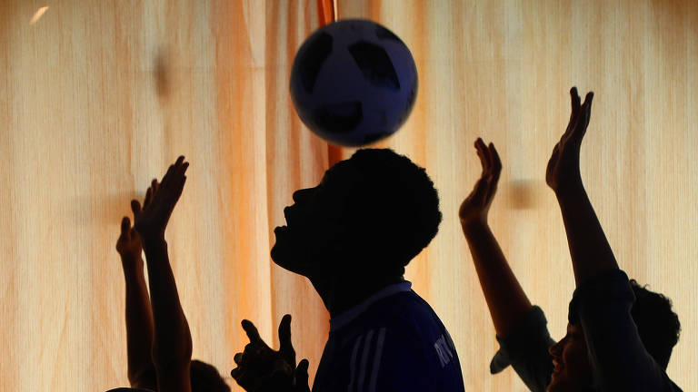 Joska (nome fictício), 16, joga bola com crianças de abrigo em SP; refugiado, ele fugiu do Congo por problemas familiares para realizar seu sonho: jogar futebol no Brasil Fotos Jorge Araujo/Folhapress