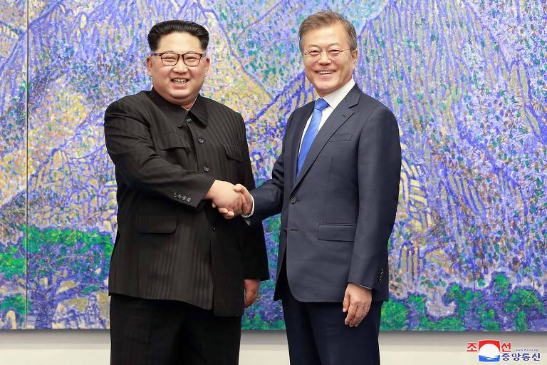 Kim Jong-un e Moon Jae-in se cumprimentam durante encontro na última sexta-feira (27) na vila de Panmunjom