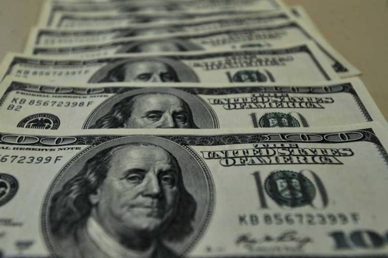 Dólar fecha acima de R$ 4,10 após corte de juros nos EUA