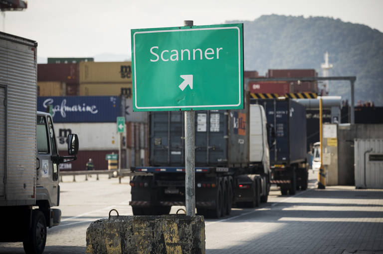 Caminhões com contêineres se dirigem a scanner de cargas no terminal da BTP (Brasil Terminal Portuário) no Porto de Santos
