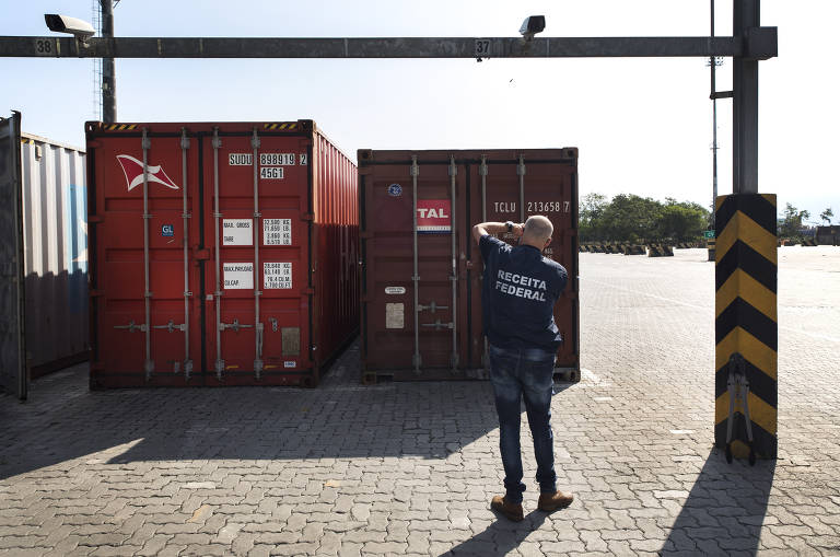 Auditor fiscal Oswaldo Souza Dias Junior inspeciona lacre de contêiner