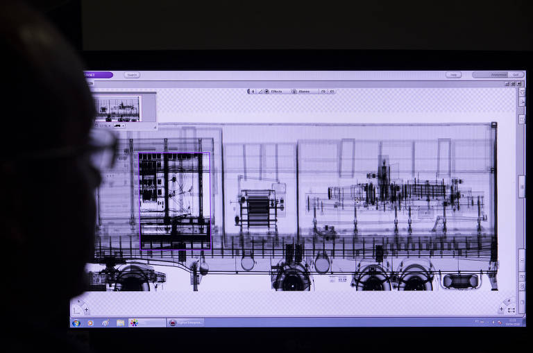 Na sala do escritório da Receita Federal, agente analisa imagem de scanner de caminhão
