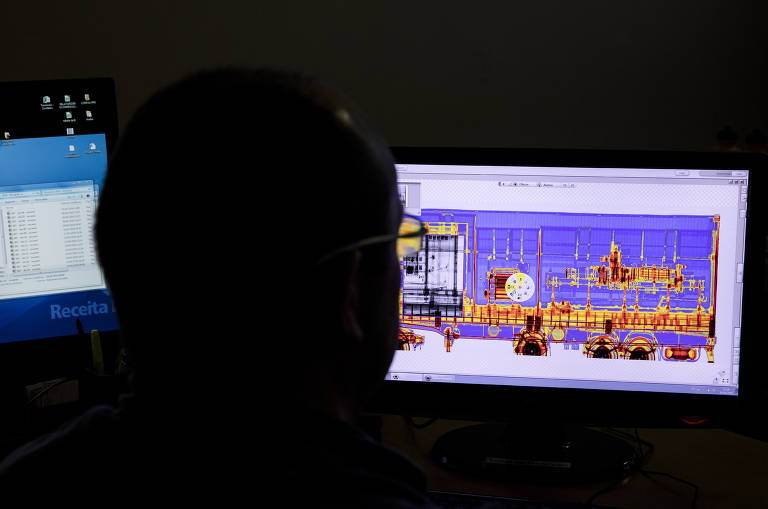 Na sala do escritório da Receita Federal, agente analisa imagem de scanner de caminhão