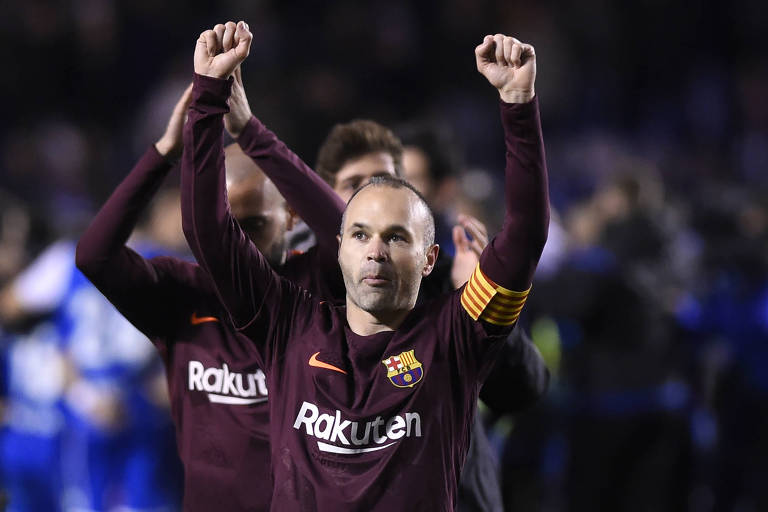 Iniesta comemorando mais um Campeonato Espanhol, seu 9º com a camisa do Barcelona