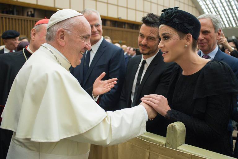 Katy Perry cumprimenta o papa Francisco