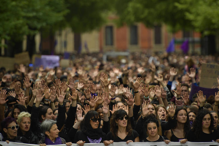 Manifestantes protestam em Pamplona contra a decisão de condenar o grupo por abuso sexual e não por estupro 