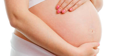 A cute pregnant belly isolated on white , gestante, gravida, barriga . Credito: Scaliger/Fotolia ***DIREITOS RESERVADOS. NÃO PUBLICAR SEM AUTORIZAÇÃO DO DETENTOR DOS DIREITOS AUTORAIS E DE IMAGEM***