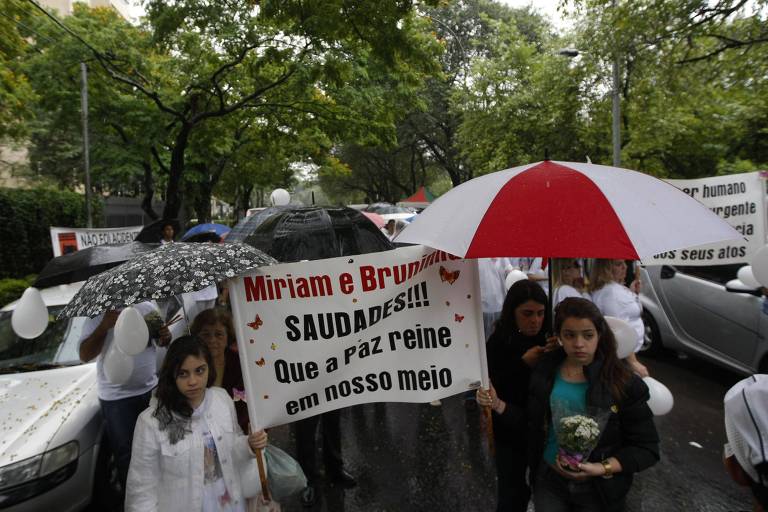Manifestação de amigos e familiares de Miriam Baltresca e sua filha, Bruna Baltresca, em 2011, após ambas serem atropeladas em frente ao shopping Villa-Lobos