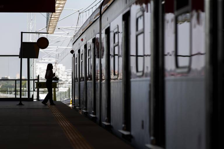 Plataforma de embarque da estação Aeroporto-Guarulhos da CPTM; trem para o Aeroporto de Guarulhos começa a funcionar após 14 anos de atraso