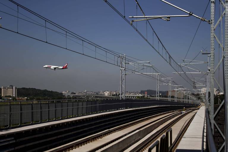 Plataforma de embarque da estação Aeroporto-Guarulhos da CPTM; a partir de hoje, os trens da linha 13-Jade (Engenheiro Goulart - Aeroporto Guarulhos) passam a circular todos os dias da semana, das 10h às 15h, sem cobrança de tarifa e com intervalo de meia hora entre os trens