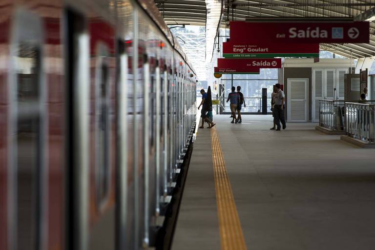Plataforma de embarque da estação Aeroporto-Guarulhos da CPTM; a partir de hoje, os trens da linha 13-Jade (Engenheiro Goulart - Aeroporto Guarulhos) passam a circular todos os dias da semana, das 10h às 15h, sem cobrança de tarifa e com intervalo de meia hora entre os trens