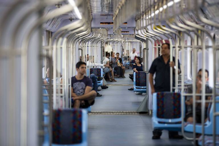 Vagão da linha 13-Jade (Engenheiro Goulart - Aeroporto Guarulhos) da CPTM; a partir de hoje, os trens da  passam a circular todos os dias da semana, das 10h às 15h, sem cobrança de tarifa e com intervalo de meia hora entre os trens