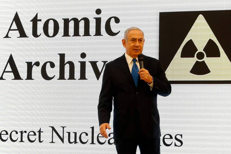O primeiro-ministro israelense, Binyamin Netanyahu, faz apresentação em Tel Aviv sobre o programa nuclear iraniano