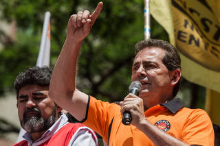 Paulinho da Força discursa durante protesto da Força Sindical