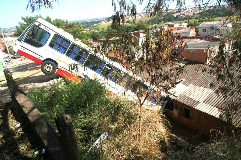 Ônibus furtado por adolescente em Ribeirão Bonito acabou parando sobre casa em São Carlos
