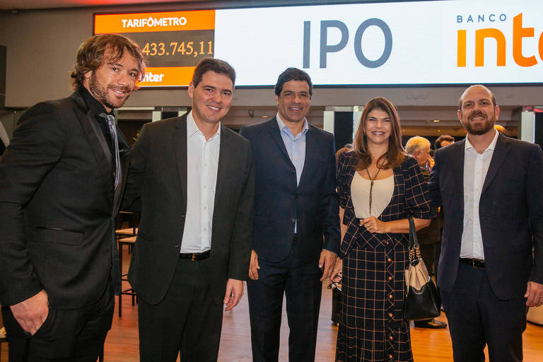 Ex-jogadores Diego Lugano (1º à esq.) e Raí (centro) participam do IPO do Banco Inter, ao lado de João Vitor Menin, presidente do Banco Inter (2º à esq.)