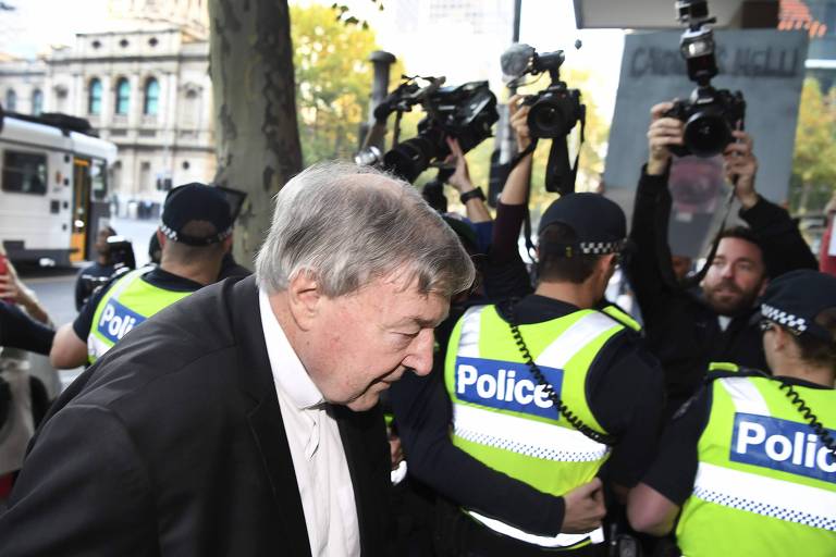 O cardeal George Pell, tesoureiro do Vaticano, chega a tribunal em Melbourne (Austrália), com forte proteção policial