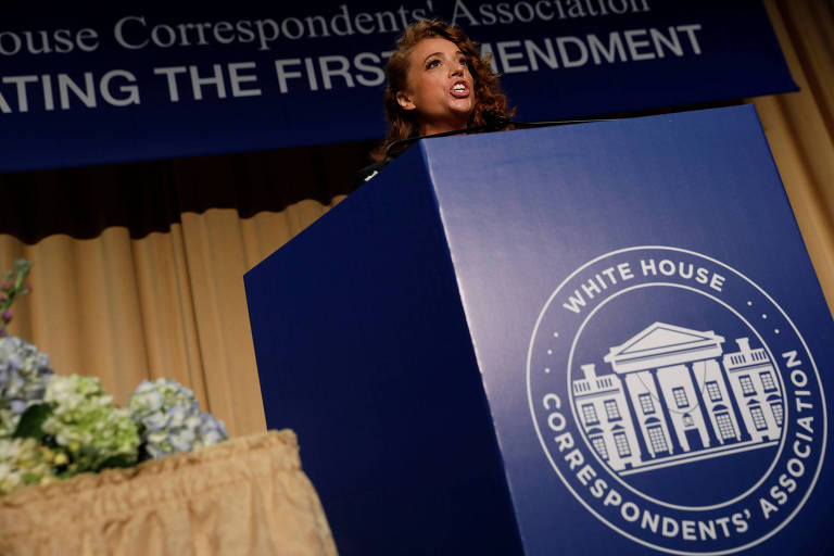 A comediante Michelle Wolf fala durante evento anual da Associação de Correspondentes da Casa Branca 