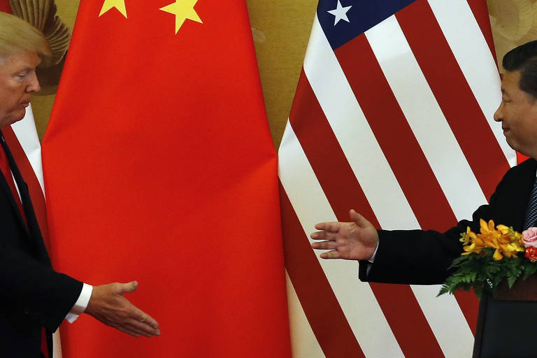 O presidente Donald Trump cumprimenta o líder Xi Jinping em Pequim