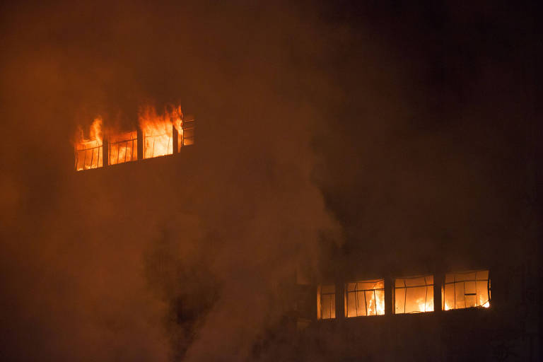 Prédio desaba durante incêndio no largo do Paissandu