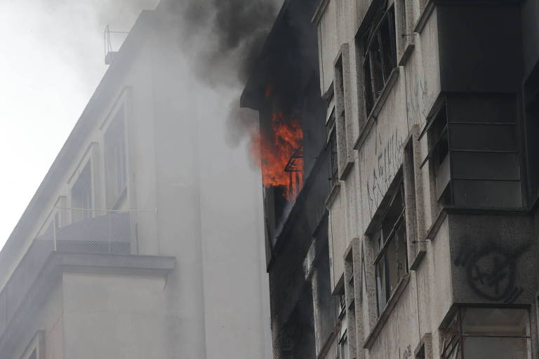 Bombeiros trabalham nos escombros de prédio que desabou após grande incêndio, no largo do Paissandu