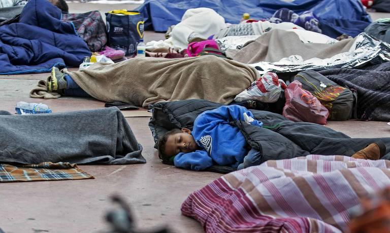 Migrantes da caravana que veio da América Central dormem em acampamento em Tijuana, México