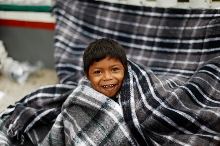 José, 7, de El Salvador, no acampamento dos migrantes em Tijuana, México