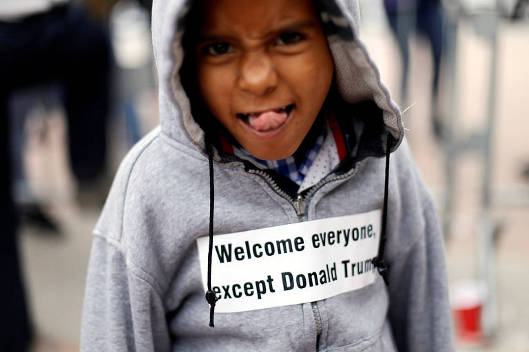 Criança com mensagem anti-Trump no acampamento dos migrantes em Tijuana, México