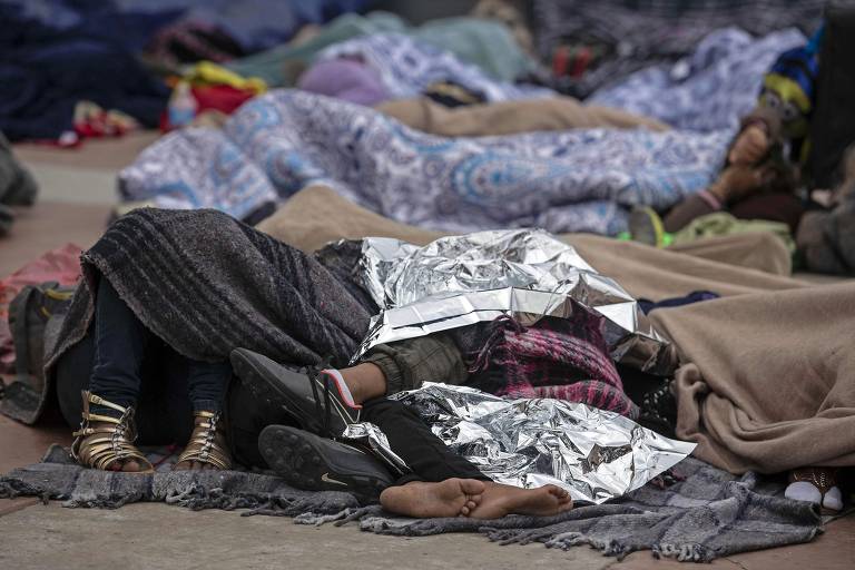 Pessoas dormem no acampamento dos migrantes em Tijuana