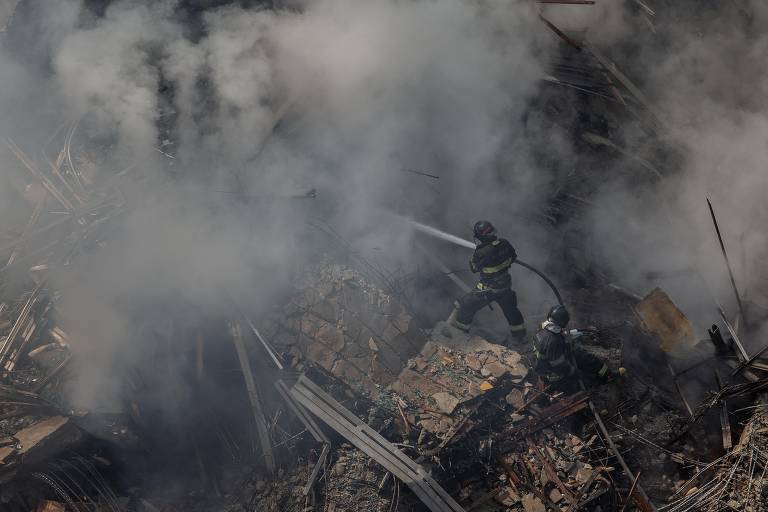 Bombeiros trabalham em área do prédio que desabou no centro de São Paulo durante a madrugada desta terça-feira (1º)