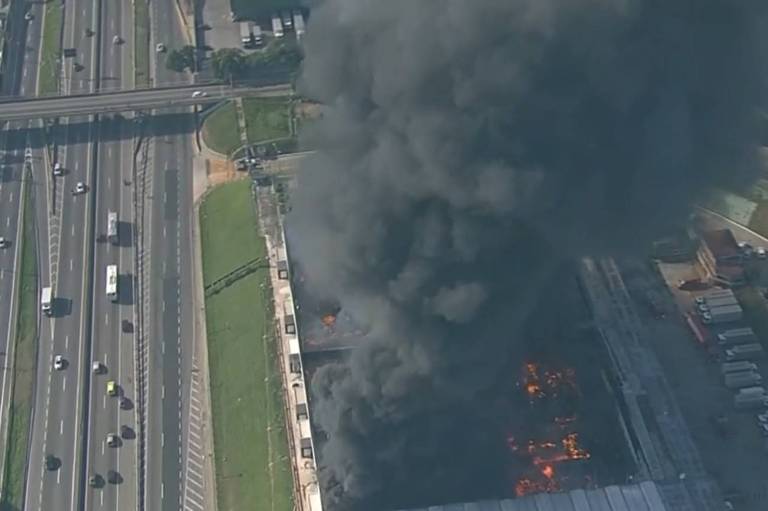 Galpão atingido por incêndio às margens da rodovia Presidente Dutra, que liga o Rio a São Paulo