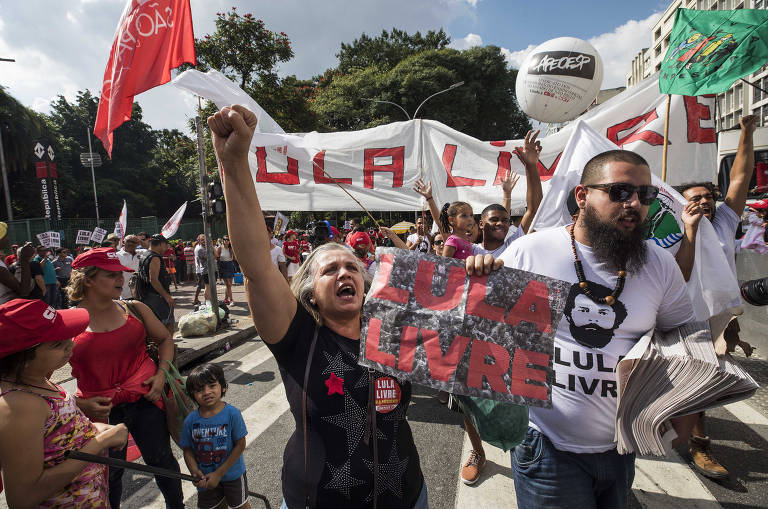 Militantes vestidos de vermelho pedem a liberdade de Lula durante ato do dia do Trabalho, promovido pela CUT e  centrais sindicais, no centro de São Paulo