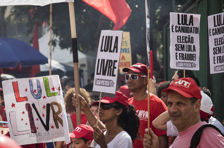 Manifestantes pedem a liberdade de lula em ato do dia do trabalho, em SP
