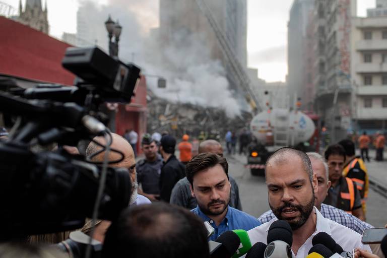 O prefeito Bruno Covas fala com a imprensa após visita ao local do acidente; incêndio de grandes proporções levou ao desabamento de um prédio no centro de São Paulo na madrugada desta terça feira (01)